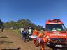 Homem sofre ferimentos graves ao cair de parapente em meio a mata