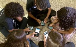 Comissão de Educação aprova projeto que proíbe celular em escolas