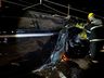VÍDEO: Camioneta sai da pista, se choca contra postes e capota em SMOeste 