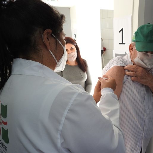 Média móvel de casos de COVID-19 tem queda de 37% nos últimos 14 dias