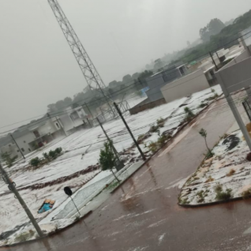Temporal e granizo causam estragos em Erechim