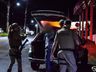 Condutor embriagado colide em carro estacionado, foge e é preso pela PM