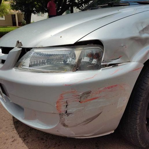 Mulher fica ferida em colisão entre carro e moto em São José do Cedro