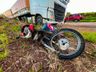 Casal fica ferido ao cair de moto e quase parar embaixo de caminhão na SC-163