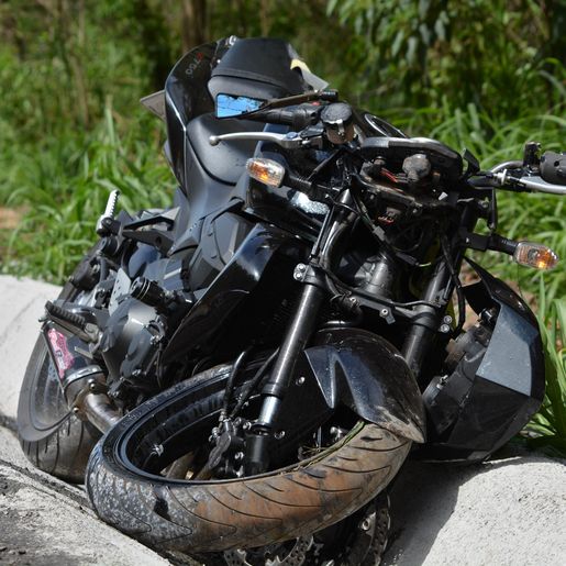 Homem sofre fratura em uma das pernas em queda de motocicleta na BR-282
