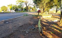 Moto colide em fiação sobre a pista e duas pessoas ficam feridas em acidente na SC 163