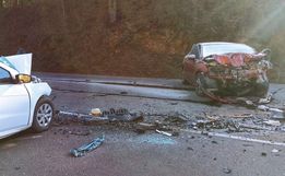 Colisão frontal entre carros deixa um homem morto e outro ferido na BR-282 
