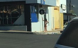 VÍDEO: Mulher nua é flagrada pelas ruas de Chapecó