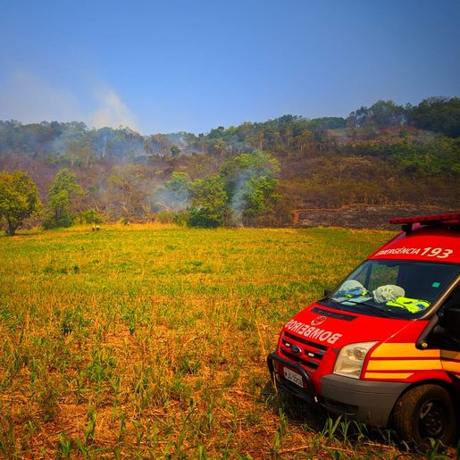 Bombeiros passam sete horas em combate a incêndio em vegetação