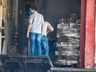 Bombeiros trabalham no rescaldo do incêndio no Super Vipi Center