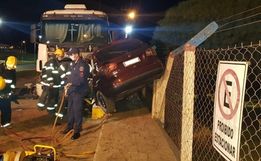 Jovem morre após acidente entre automóvel e carreta