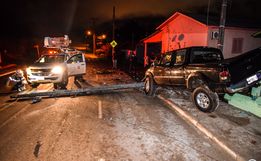 VÍDEO: Condutor colide caminhonete em poste e moradores cobram providências 