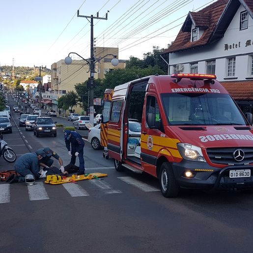 Mulher fica ferida ao atropelar cachorro no centro de Itapiranga 