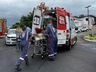 Criança é socorrida pelo SAMU após acidente entre carro e ônibus em SMOeste 