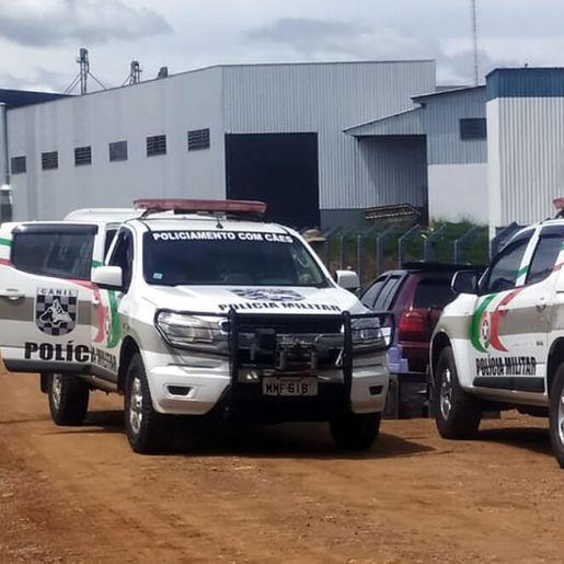 Polícia Militar apreende 50 caixas de vinho em carro; motorista é detido 