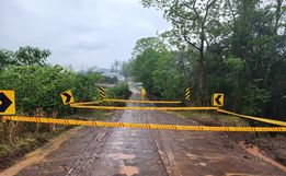 Bombeiros interditam ponte na SC-283 em Itapiranga