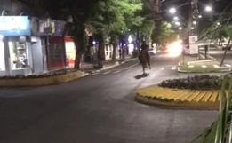 Jovem é filmado em ‘delivery com égua’ em SC e vídeo viraliza
