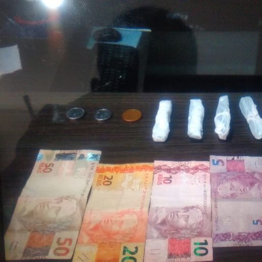 Polícia Militar prende homem por tráfico de drogas