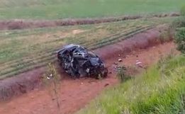 Carro fica destruído em acidente na PR-280