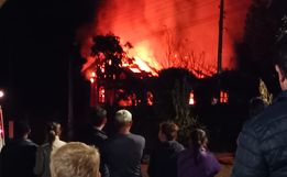 ATUALIZADO | Incêndio consome casa de madeira em Iporã do Oeste