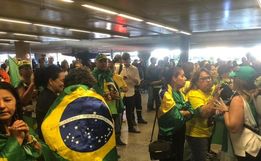 Bolsonaro chega ao Brasil com esquema de segurança e apoiadores no aeroporto