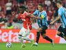 Grêmio vira e volta a vencer Gre-Nal após dois anos e meio