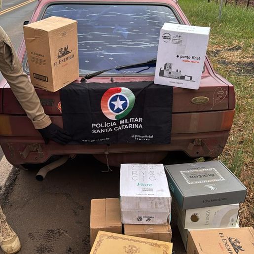 PM apreende carro carregado com 15 caixas de vinho contrabandeado em Campo Erê 