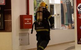Bombeiros combatem principio de incêndio em prédio no centro de SMO