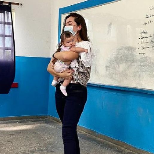 Professora segura bebê de aluna adolescente para ela estudar e foto viraliza