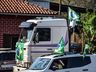 Ao som do Hino Nacional manifestantes realizam parada no trevo da BR-282 