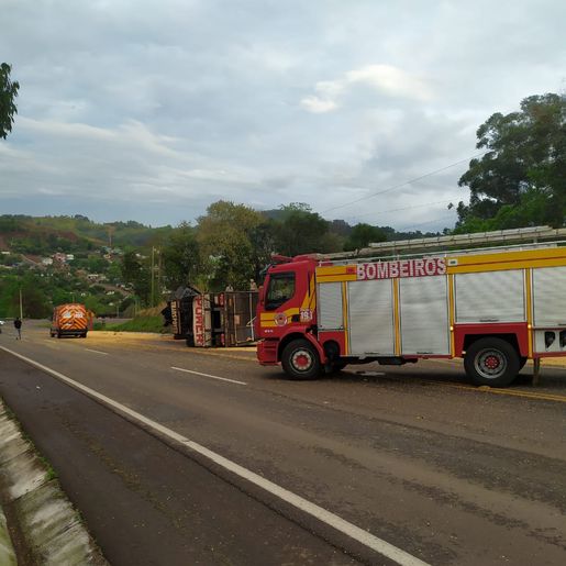 Caminhoneiro fica ferido em acidente na SC-161 em Romelândia