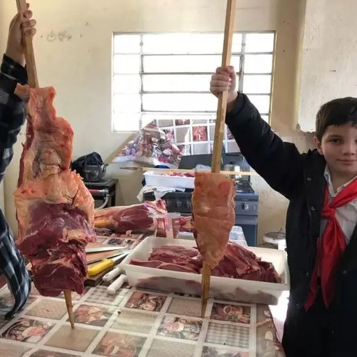 Estudantes aprendem a fazer churrasco em cidade Gaúcha