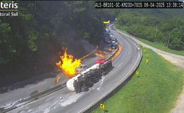 Carreta de combustível explode, deixa rastro de fogo e interdita BR-101