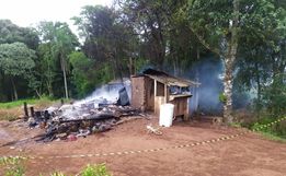 Família tem casa destruída pelo fogo no interior de Campo Erê
