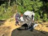 Carreta tomba sobre carros e deixa uma pessoa morta no Oeste
