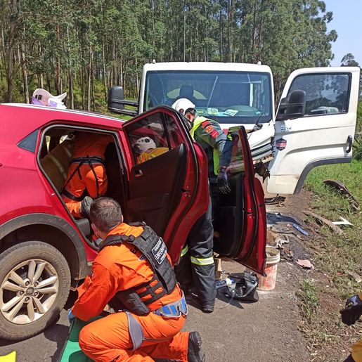 Mãe e filha morrem em acidente envolvendo carro e caminhão entre Chapecó e Coronel Freitas