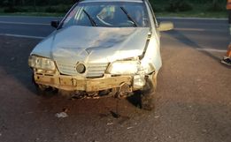 Estrangeiro sem CNH colide carro e recusa bafômetro em São João do Oeste