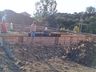 Família inicia construção após fogo queimar a residência