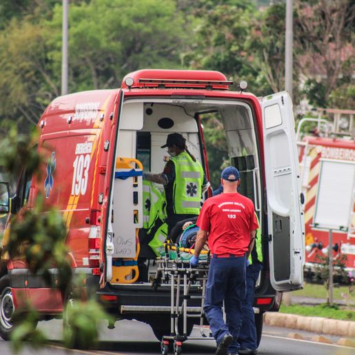 Acidente entre carro e moto deixa casal ferido na Waldemar Rangrab