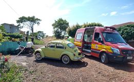 Homem fica ferido em colisão entre Fusca e motocicleta