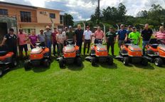 Prefeitura de Barra Bonita entrega tratores cortadores de grama para agricultores
