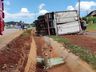 Caminhão carregado de frango sai da pista e tomba na BR-163 em São José do Cedro