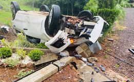 Homem sofre ferimentos em capotamento de veículo no interior de Itapiranga