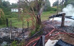 Casa é destruída pelo fogo no centro de Princesa