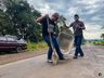 VÍDEO: em sinal de protesto, moradores tapam buracos na BR-163