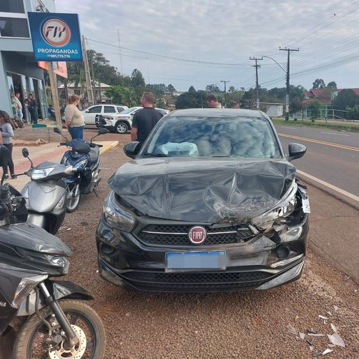 Dois veículos se envolvem em acidente na Avenida Gustavo Fetter