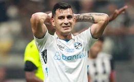 Grêmio perde para o Atlético-MG em jogo atrasado do Brasileirão com polêmica do VAR