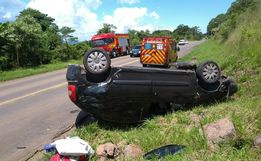 Ocupantes de automóvel saem ilesos de capotamento na BR-163