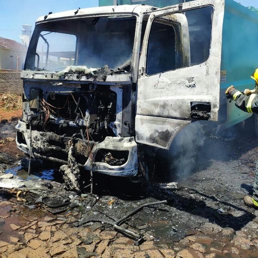 Caminhão da coleta de lixo é destruído por incêndio