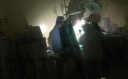 Gambá causa apagão em hospital e cirurgia é feita com auxílio de lanternas